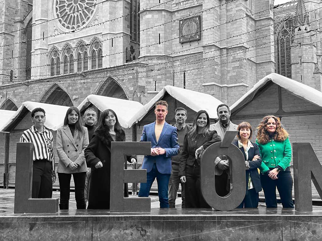 Candidatura del PSOE en León con candidatos en un acto público