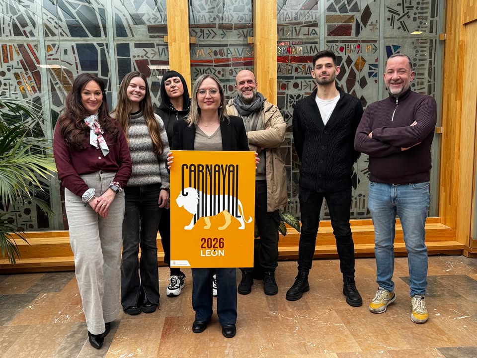 Grupo de personas presentando el cartel del Carnaval 2026 en León