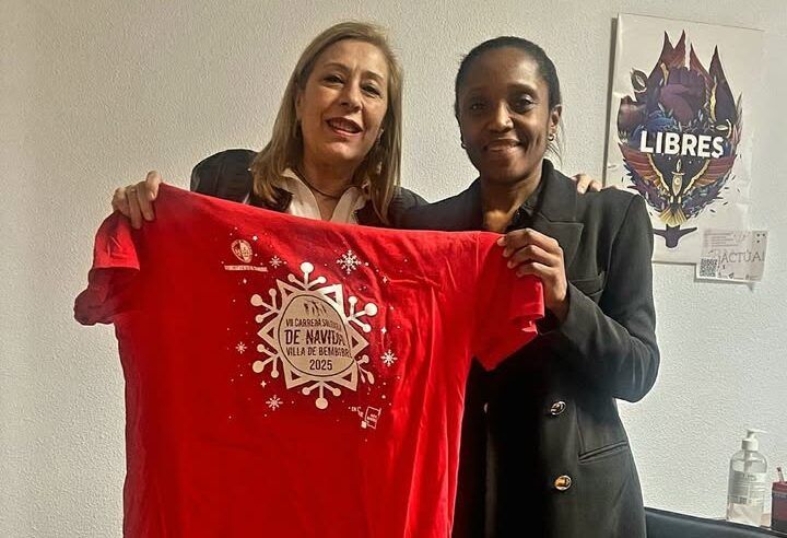 Dos mujeres sosteniendo una camiseta de la carrera solidaria de Bembibre