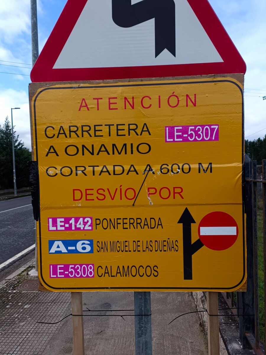 Cartel de advertencia sobre la carretera LE-5307 cortada a Onamio