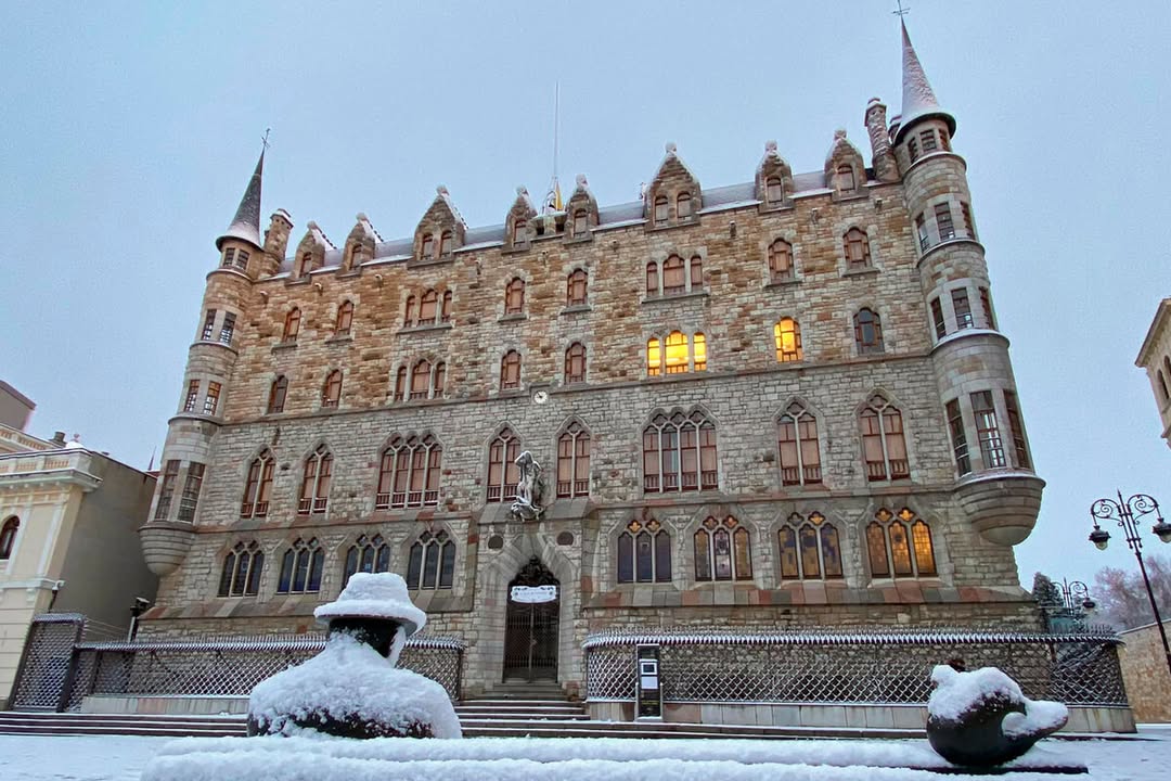 Vista de la Casa Botines, edificio de Antoni Gaudí en León, cubierto de nieve.