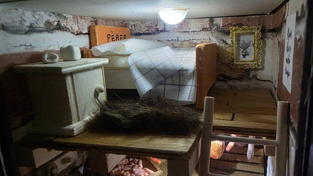 Interior de la casita del Ratoncito Pérez con muebles y decoración