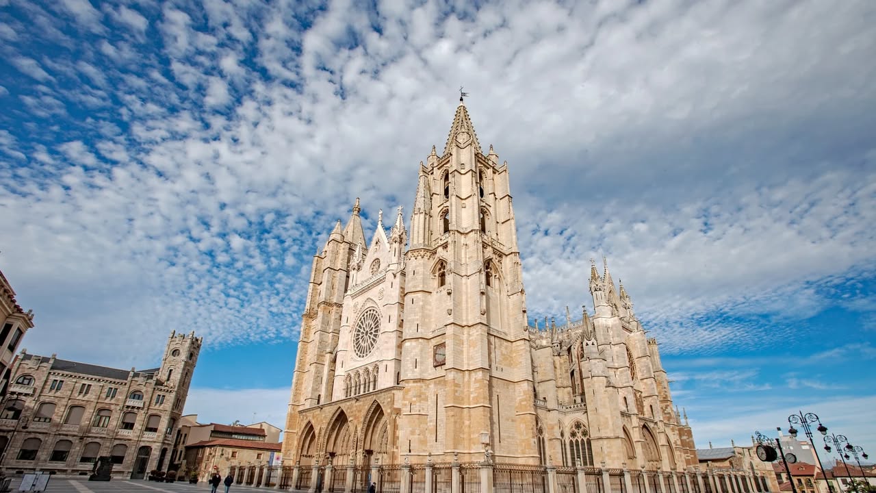 Vista de la Catedral de León con nubes en el cielo