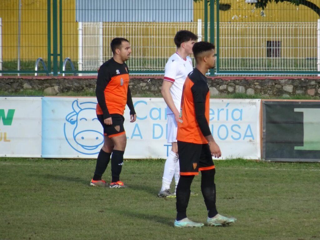 Jugadores del CD Toreno en el campo de fútbol El Campón durante un partido