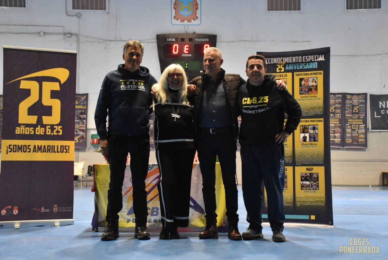Cuatro personas celebrando el 25 aniversario del CB 6.25 en Ponferrada