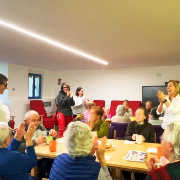 Personas mayores en el Centro de Día AFA Bierzo disfrutando de actividades
