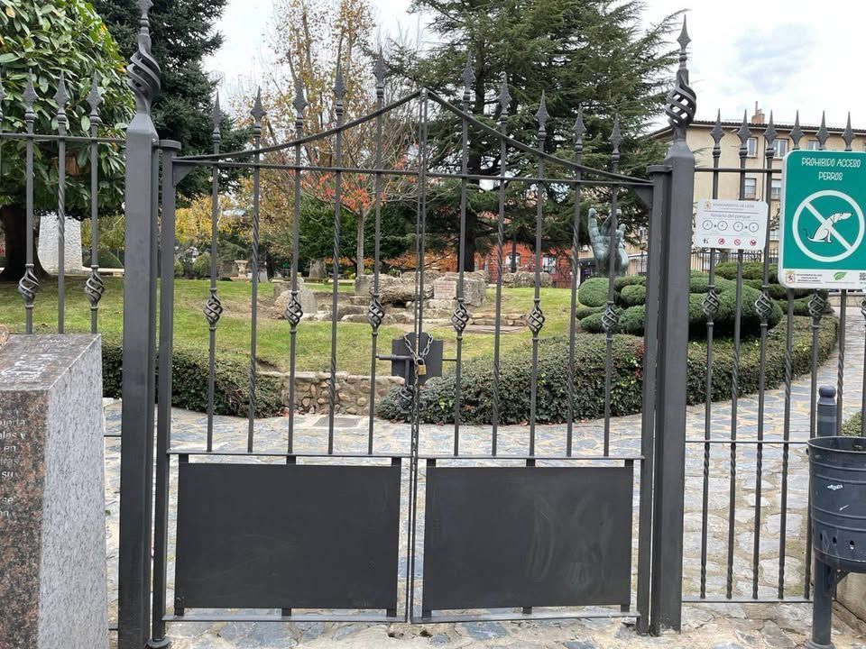 Puerta cerrada de un parque en León debido a fuertes vientos