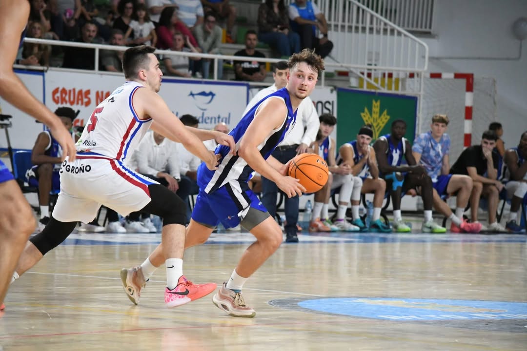 Jugadores de baloncesto en un partido emocionante entre Clínica Ponferrada y Clavijo.