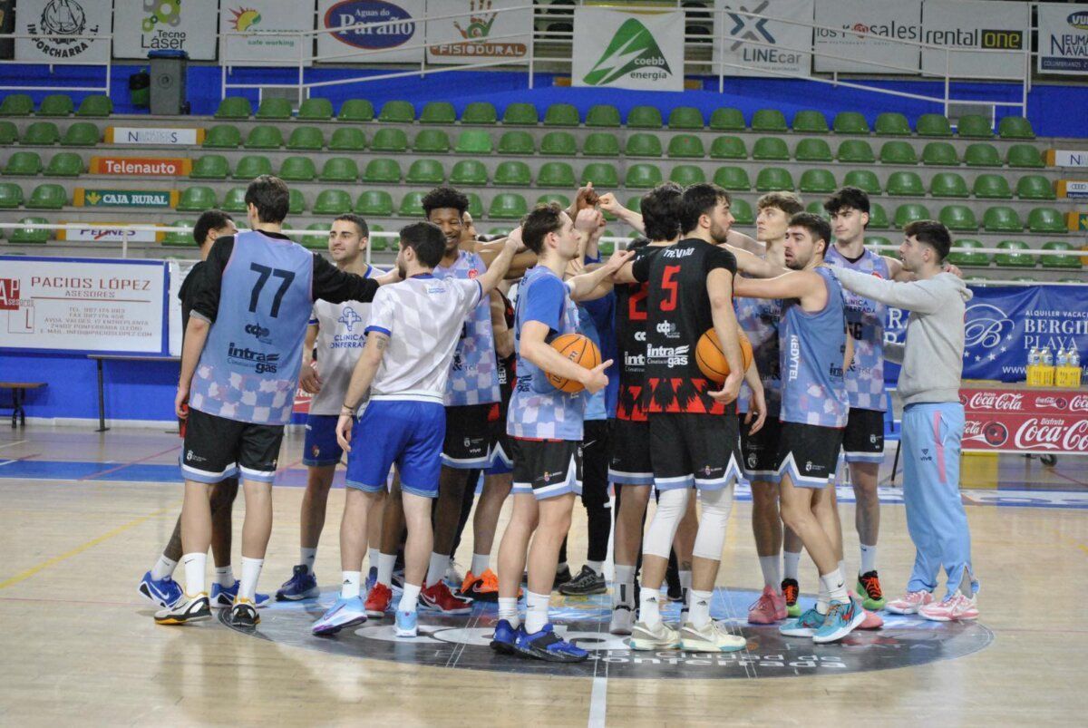 Jugadores del Clínica Ponferrada SDP en entrenamiento en la cancha