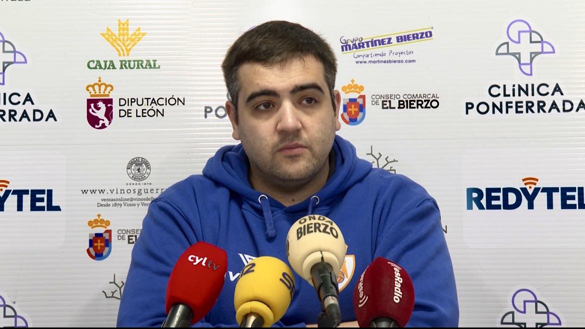 Oriol Pozo hablando en una conferencia de prensa en Clínica Ponferrada