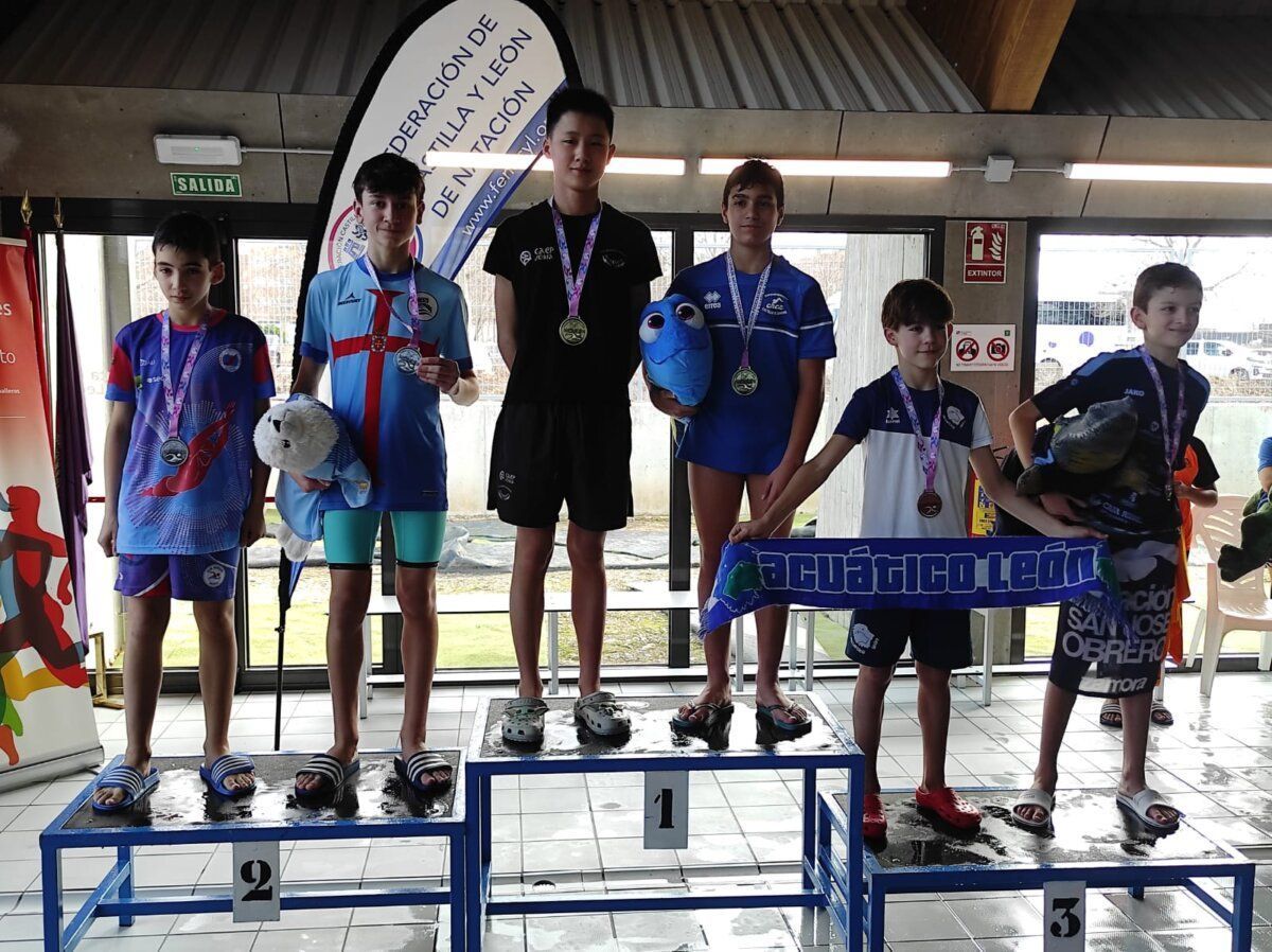 Nadadores del Club Natación Bierzo en el podio con medallas