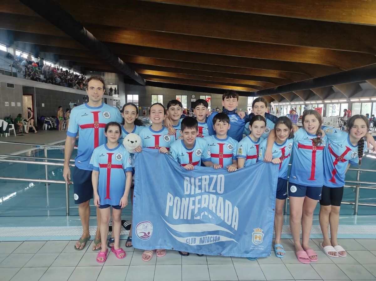 Grupo de nadadores del Club Natación Bierzo Ponferrada en un campeonato