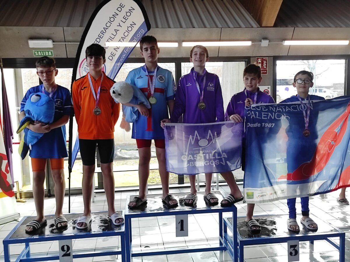 Nadadores del Club Natación Bierzo en el podio del campeonato