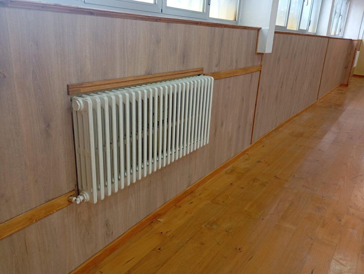 Radiador blanco en la pared de un aula del Colegio San Miguel