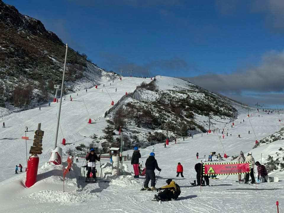 Esquiadores disfrutando de la nieve en Leitariegos durante el Día de Reyes