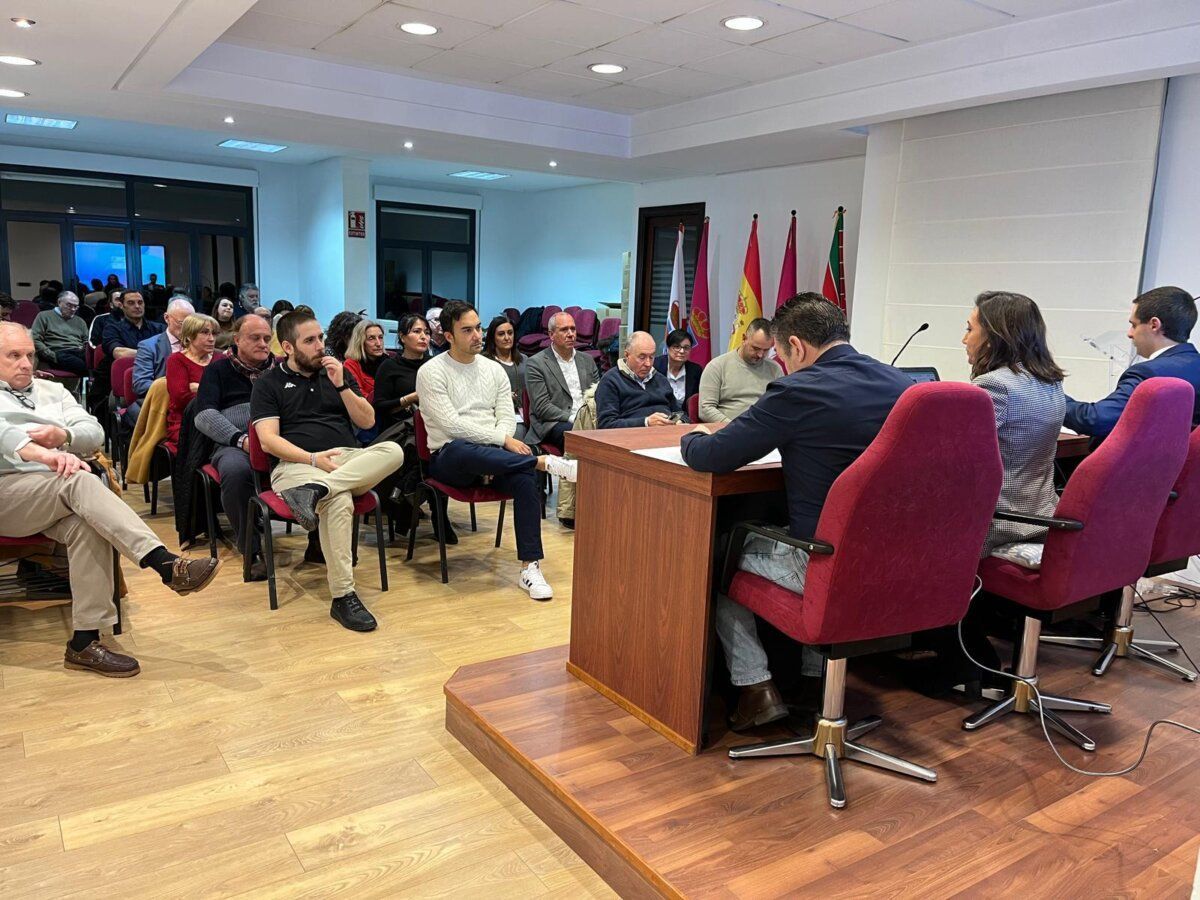 Reunión del Consejo General de UPL con asistentes en la sala
