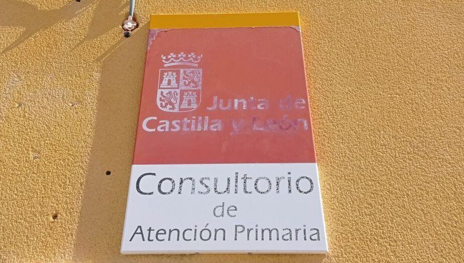 Cartel del consultorio de Atención Primaria en El Bierzo