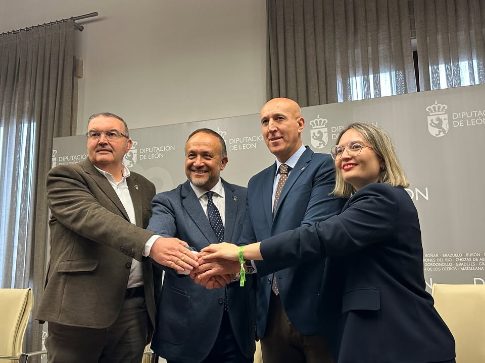 Representantes del Ayuntamiento y Diputación de León firmando un convenio