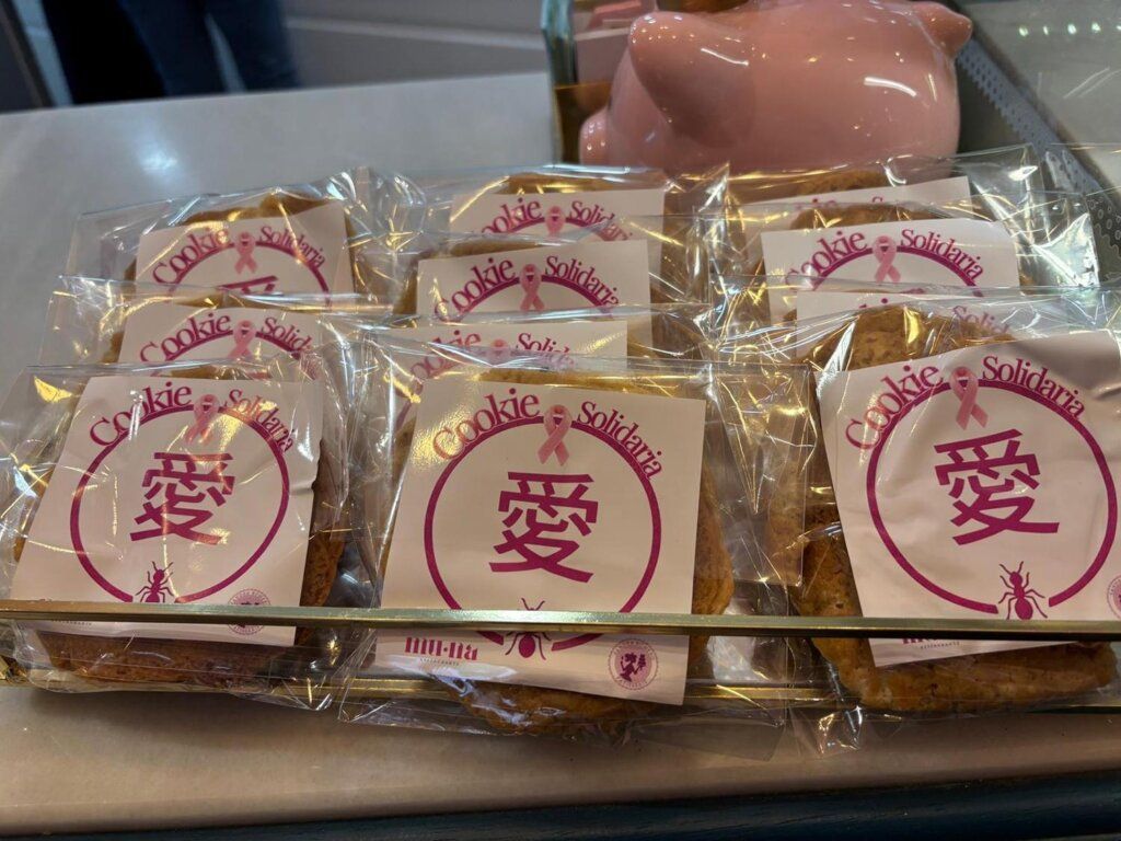 Galletas solidarias empaquetadas con etiqueta de la iniciativa