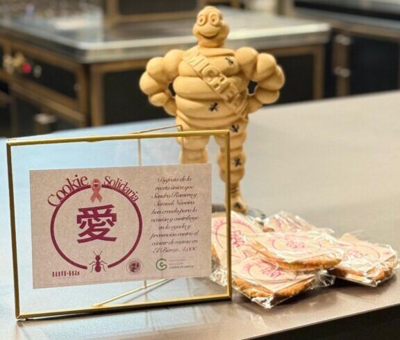 Galletas de la cookie solidaria en una cocina con decoración elegante