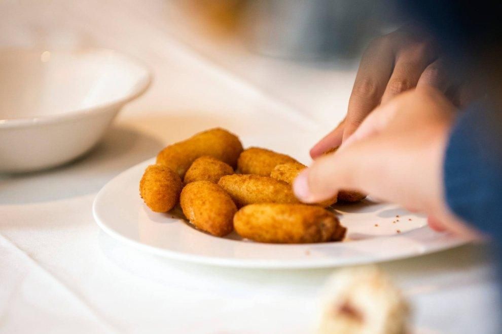 Plato de croquetas caseras en un bar tradicional de León