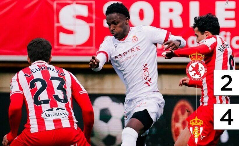 Jugadores de la Cultural y Deportiva Leonesa en un partido contra el Real Sporting de Gijón.
