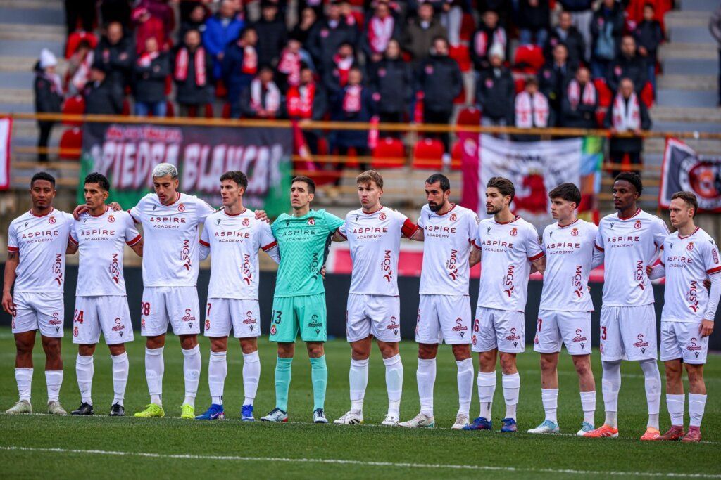 Jugadores de la Cultural y Deportiva Leonesa alineados en el campo