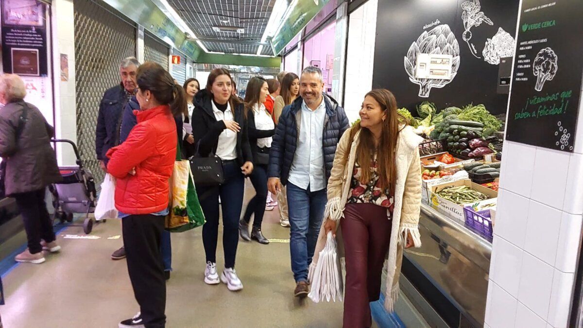 David Pacios en el mercado de Ponferrada con visitantes