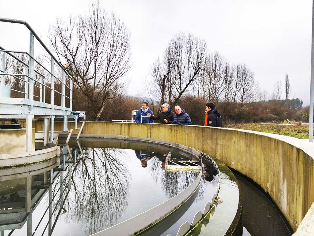Visita a la depuradora de Molinaseca con autoridades locales