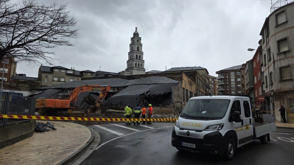 Derrumbe parcial del garaje Garnelo en Ponferrada con maquinaria de construcción