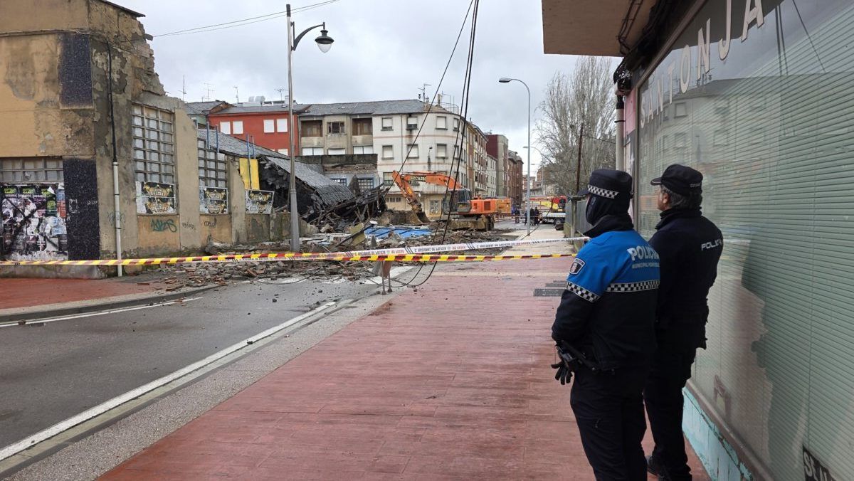 Derrumbe parcial de un garaje en Ponferrada con vehículos dañados.