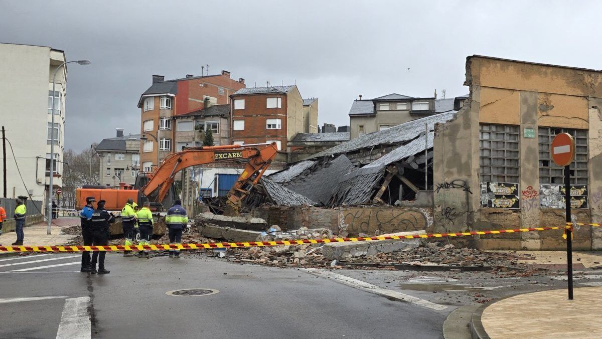 Derrumbe parcial de un garaje en Ponferrada con vehículos dañados