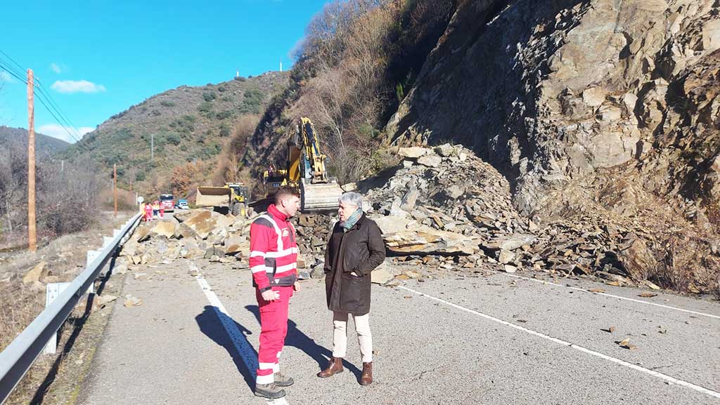 Desprendimiento de tierra en la carretera CL-631 en Páramo del Sil