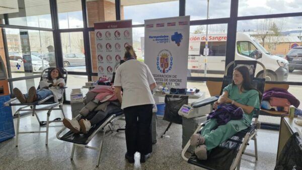 Personas donando sangre en el hospital del Bierzo
