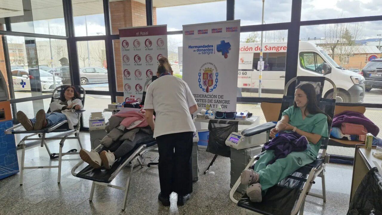 Personas donando sangre en el hospital del Bierzo