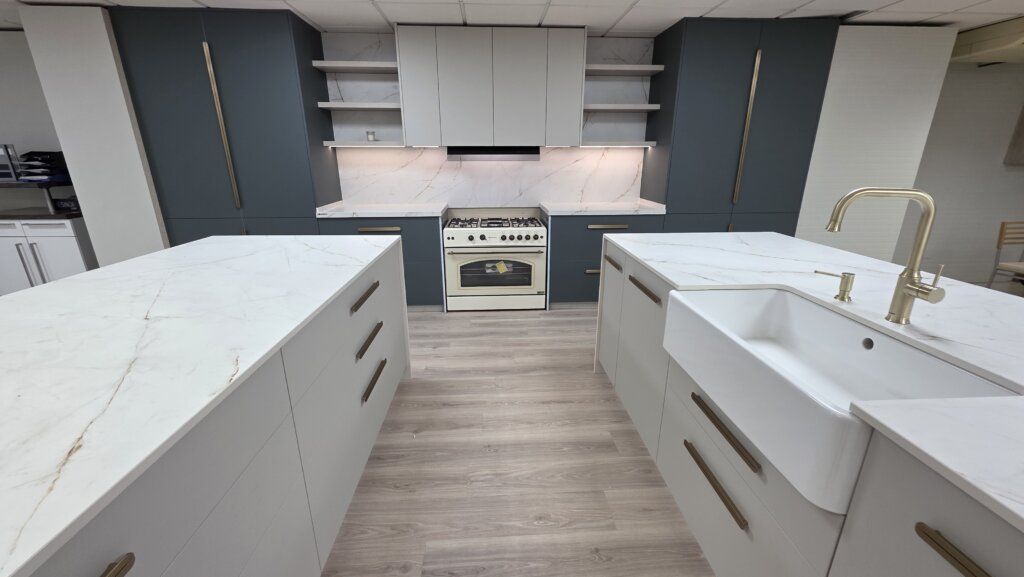 Cocina moderna de Eibarresa con encimera de porcelana y electrodomésticos integrados