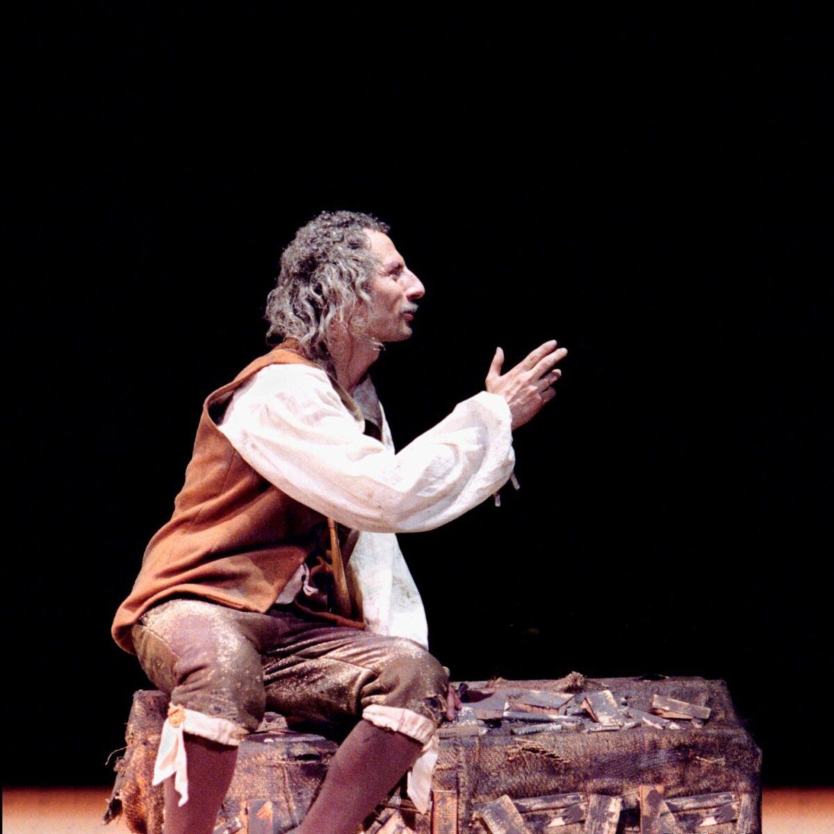 Actor interpretando a Lazarillo de Tormes en el teatro