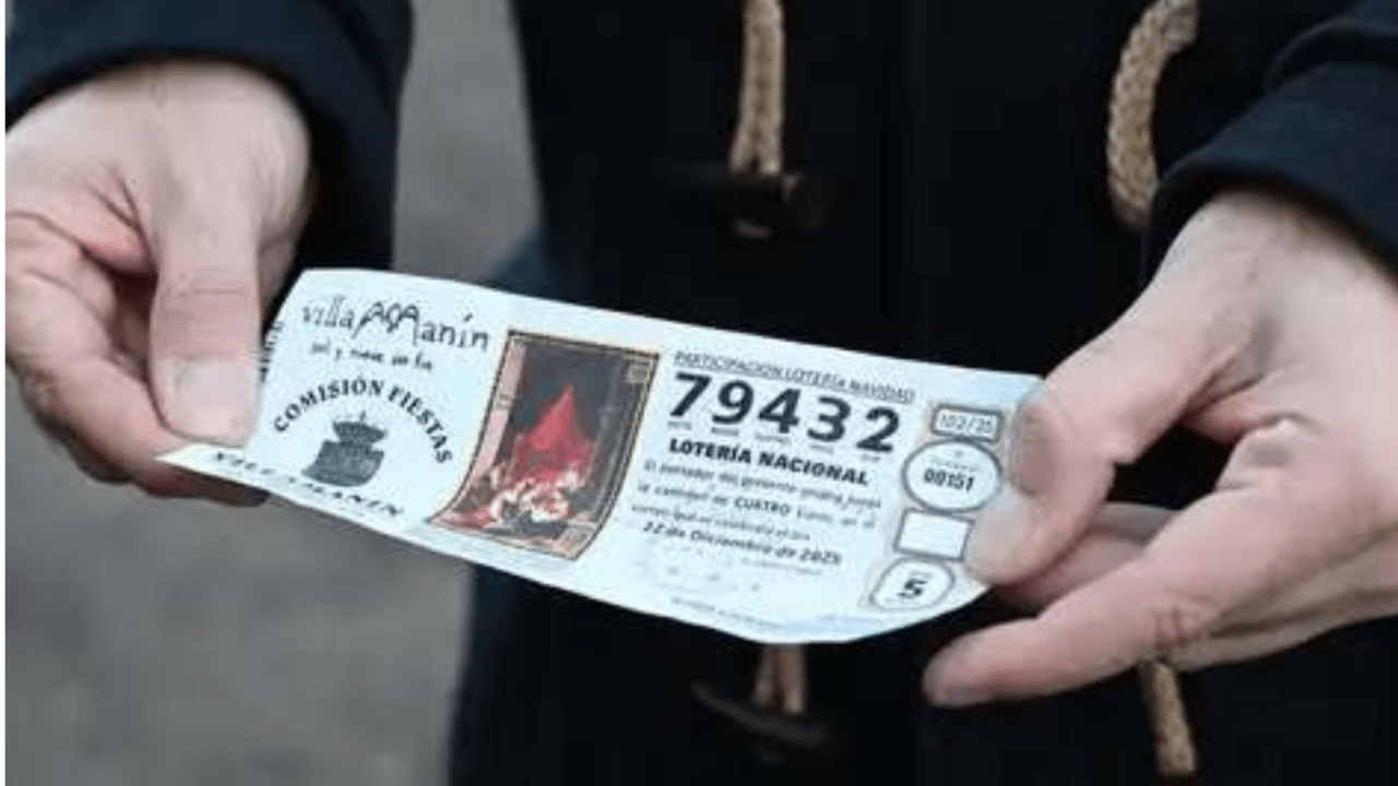 Persona sosteniendo un boleto de lotería de Villamanín