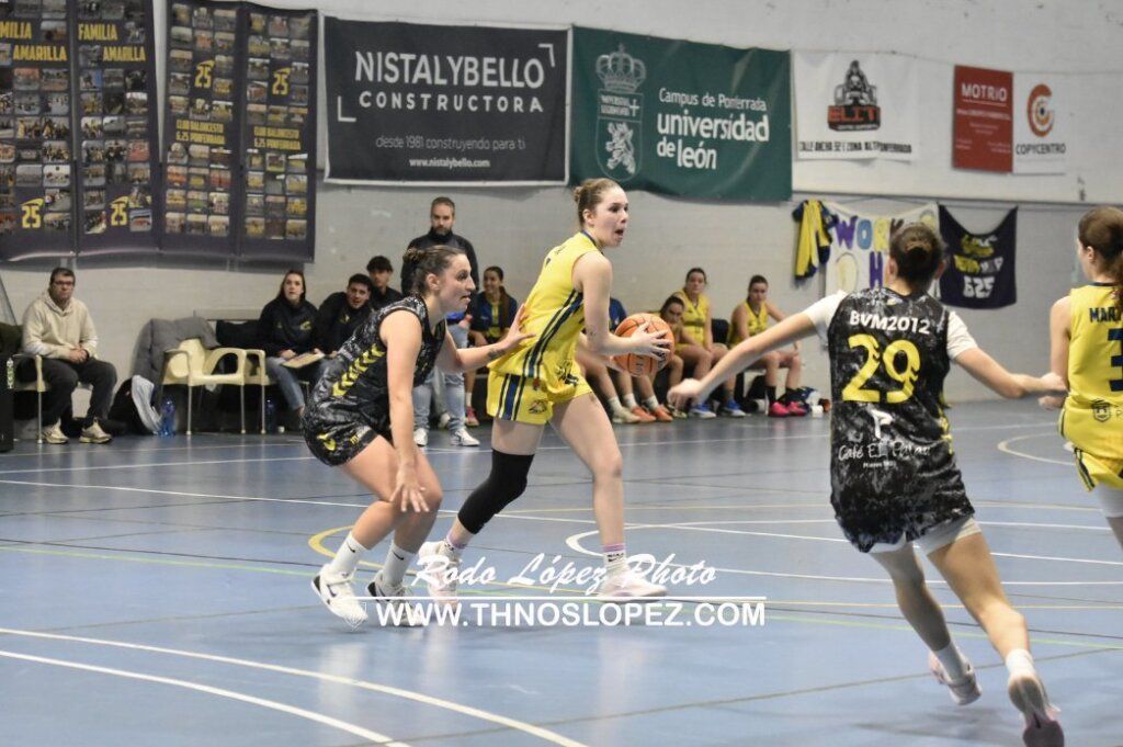 Jugadoras de baloncesto en acción durante un partido