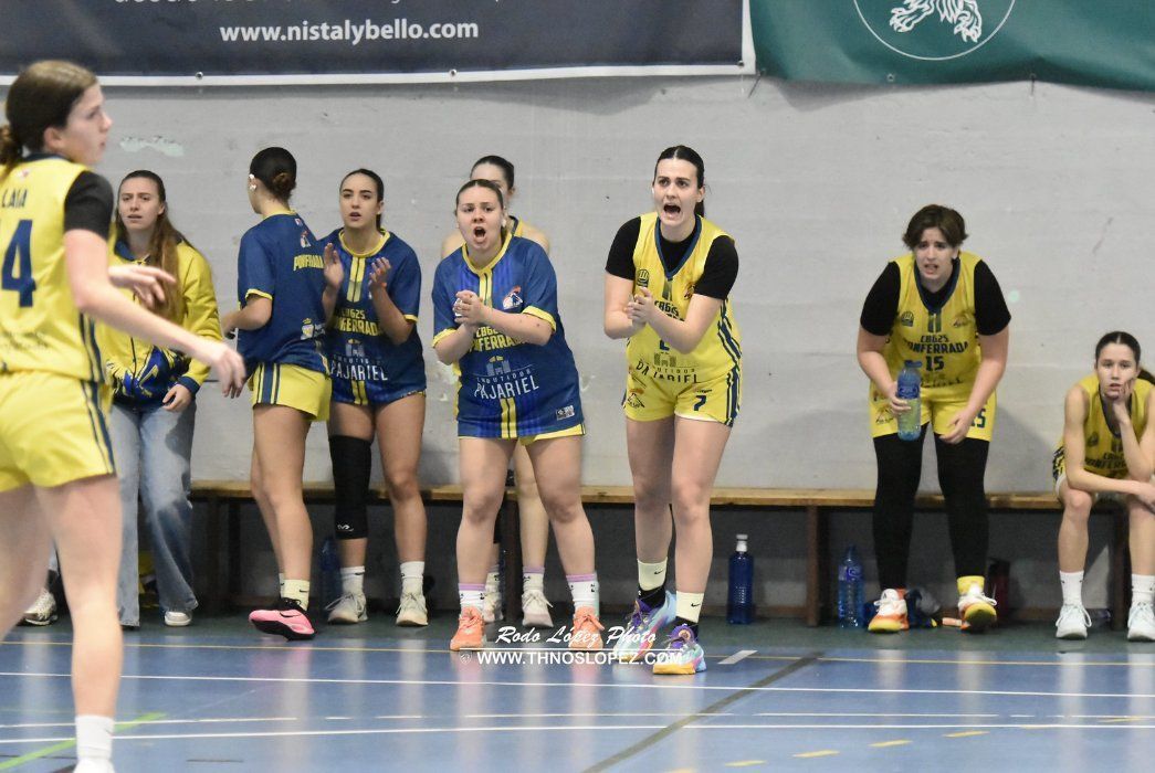 Jugadoras del equipo Embutidos Pajariel animando durante un partido