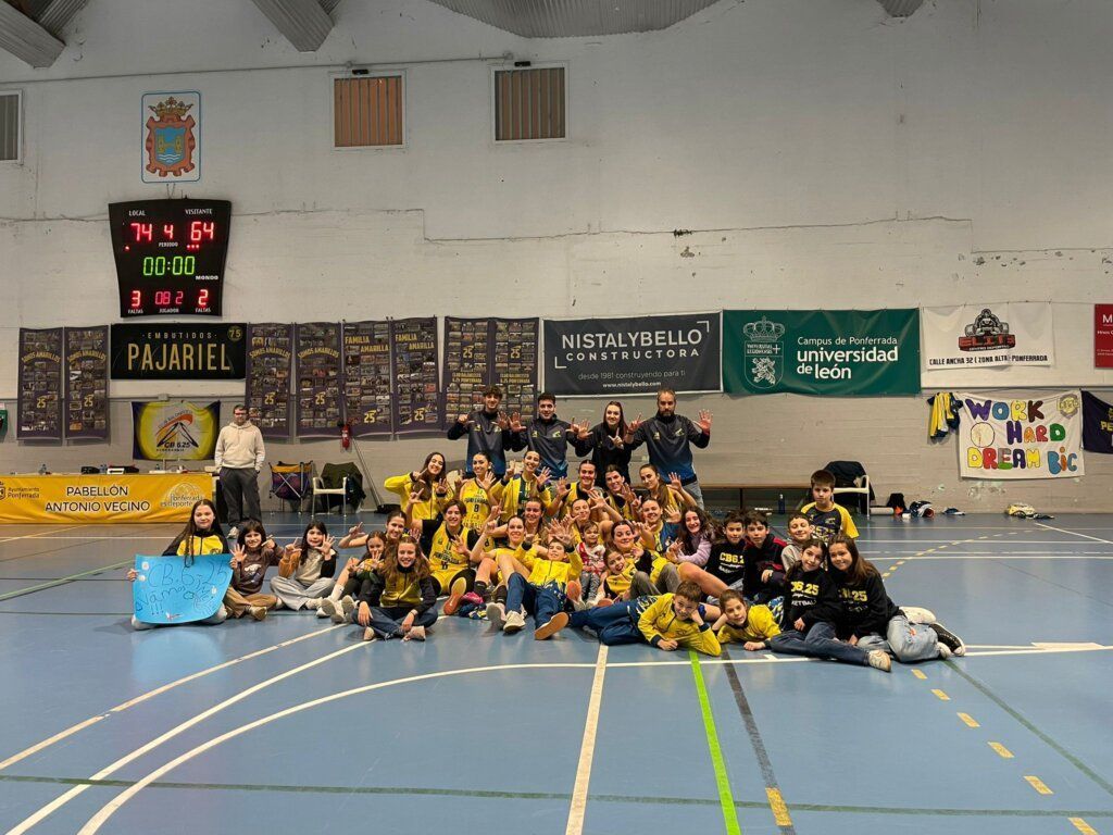 Celebración del equipo Embutidos Pajariel tras ganar un partido de baloncesto