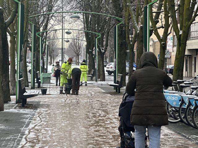 Personas trabajando en la limpieza de nieve en León