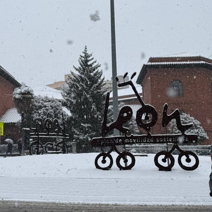 Escultura de movilidad sostenible en León cubierta de nieve