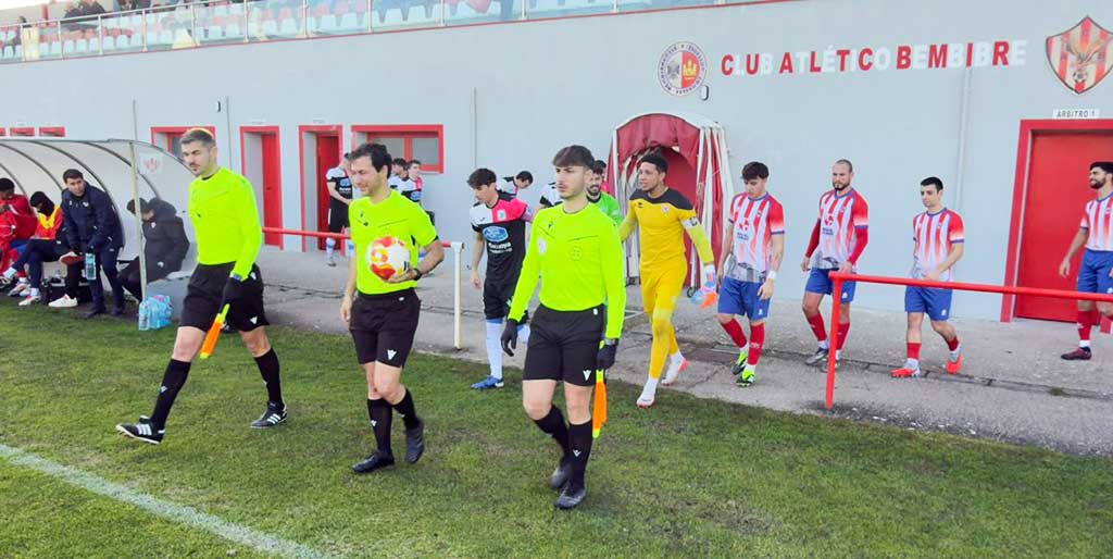 Jugadores del Atlético Bembibre y Almazán entrando al campo de fútbol