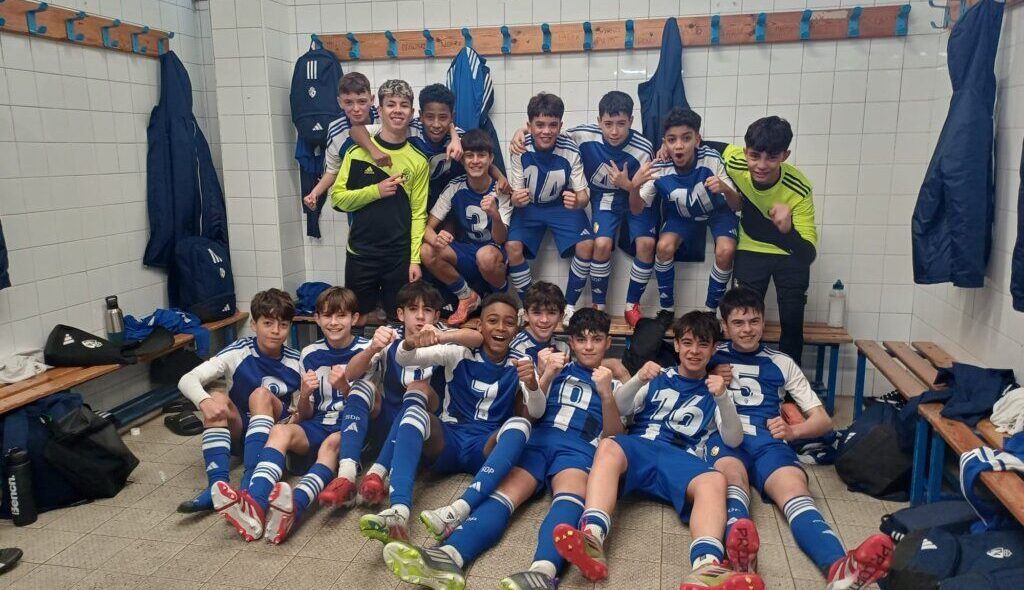 Jugadores del equipo infantil de la S.D. Ponferradina celebrando en el vestuario