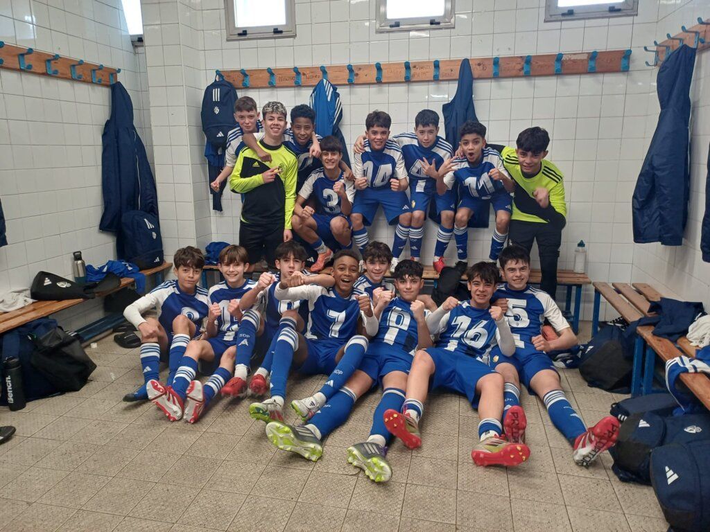 Jugadores del equipo infantil de la S.D. Ponferradina celebrando en el vestuario