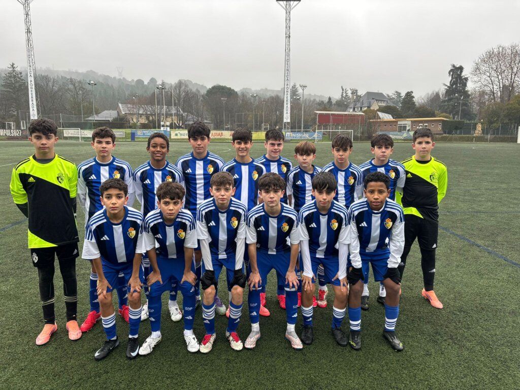Equipo infantil de la S.D. Ponferradina en un partido de fútbol