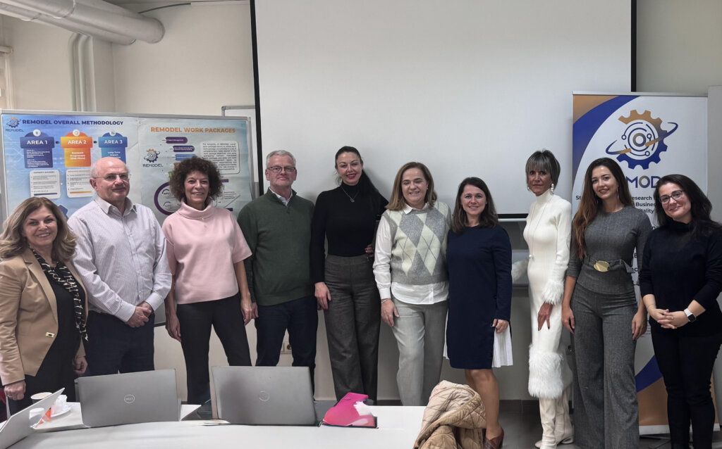 Grupo de personas en una reunión del proyecto REMODEL en Turquía