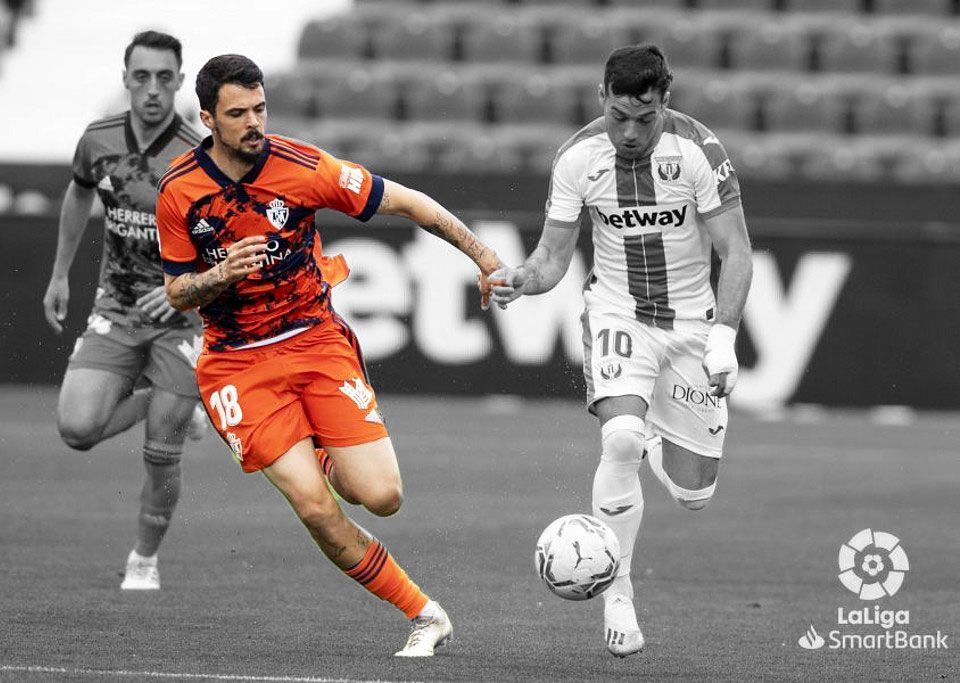 Erik Morán jugando con la SD Ponferradina en un partido de fútbol