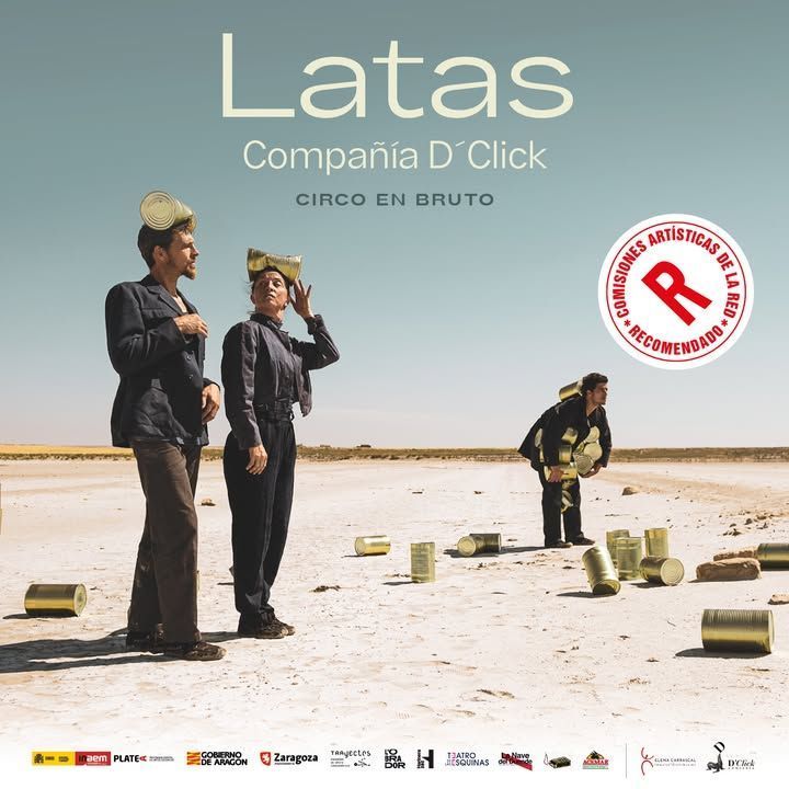 Tres artistas de circo realizando acrobacias con latas en un paisaje desértico.